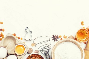 Paskalya pişirme malzemeleri, beyaz gıda arka plan, üstten görünüm