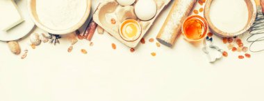 Paskalya pişirme malzemeleri, beyaz gıda arka plan, üstten görünüm