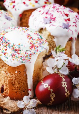 Renkli kırmızı yumurta, vintage ahşap arka plan, seçici odak ile geleneksel Paskalya kek kulich