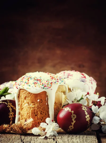 Tradiční Velikonoční Dorty Kulich Barevnými Červenými Vejci Vintage Dřevěné Pozadí — Stock fotografie