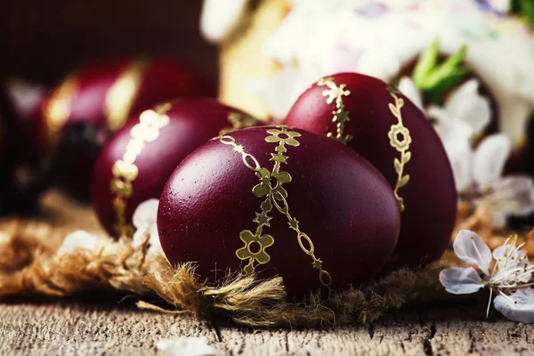Huevos Pascua Color Rojo Oscuro Con Patrón Dorado Fondo Madera — Foto de Stock
