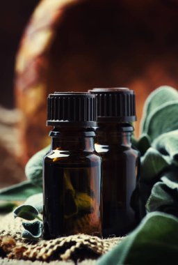 Antika ahşap blackground, rustik tarzı, seçici odak kahverengi şişede temel adaçayı yağı