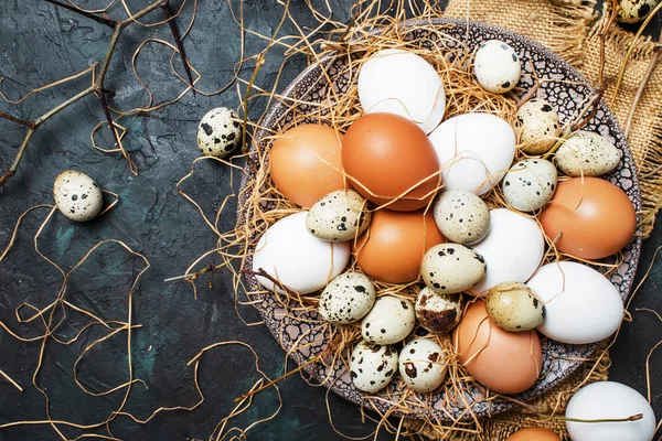 Çok Renkli Tavuk Bıldırcın Yumurta Saman Dalları Bahar Easter Kompozisyon — Stok fotoğraf