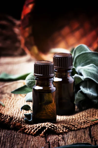 Antika ahşap blackground, rustik tarzı, seçici odak kahverengi şişede temel adaçayı yağı