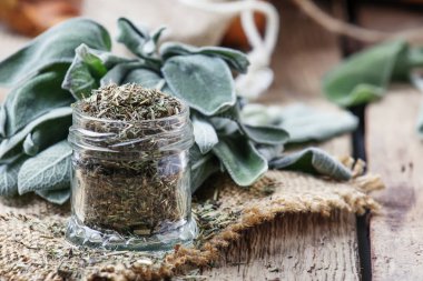 Kurutulmuş ve taze adaçayı, rustik tarzı, vintage ahşap arka plan, seçici odak