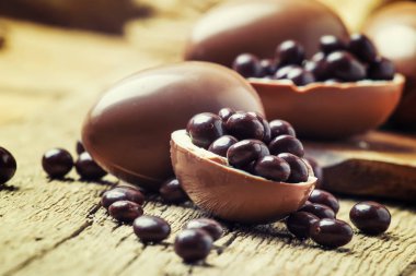 Paskalya tatili kompozisyon çikolata yumurta ve tatlılar, rustik tarzı, vintage ahşap arka plan ile seçici odak