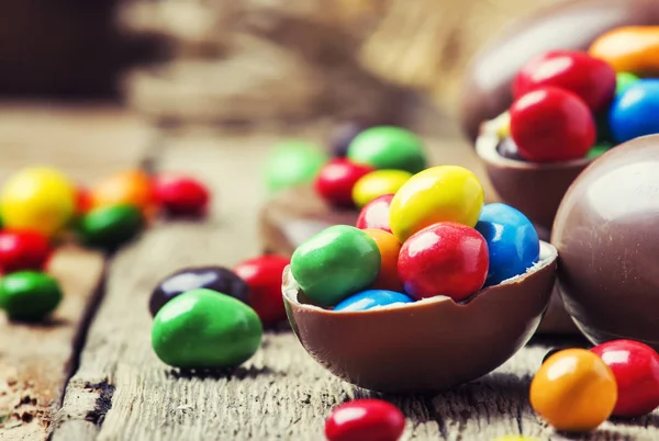 Çikolata Yumurta Renkli Şeker Vintage Ahşap Arka Plan Seçici Odak — Stok fotoğraf