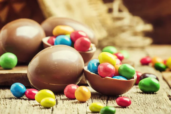Velikonoční Složení Čokoládová Vajíčka Barevné Bonbóny Vintage Dřevěné Pozadí Selektivní — Stock fotografie