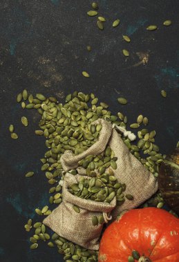 Çiğ kabak çekirdeği tuval çanta, gıda arka plan, üstten görünüm