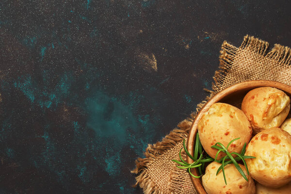 Домашние булочки с сыром, деревенский стиль, старинный деревянный фон, вид сверху
