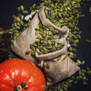 Çiğ kabak çekirdeği tuval çanta, gıda arka plan, üstten görünüm