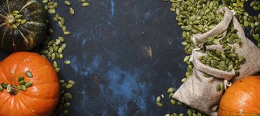 Çiğ kabak çekirdeği tuval çanta, gıda arka plan, üstten görünüm