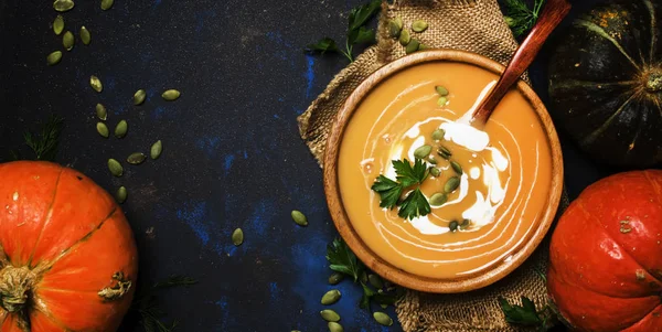 奶油南瓜汤在一个木碗 质朴的风格 顶部视图 — 图库照片
