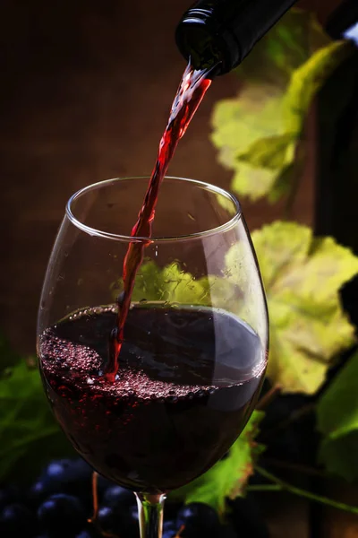 Rotwein Glas Vintage Holzhintergrund Selektiver Fokus — Stockfoto