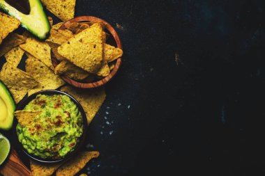 Meksika yemeği, guacamole sosu ile avokado, soğan, sarımsak ve biber, siyah arka plan, üstten görünüm