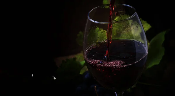 Rode Wijn Gieten Een Glas Vintage Hout Achtergrond Selectieve Aandacht — Stockfoto