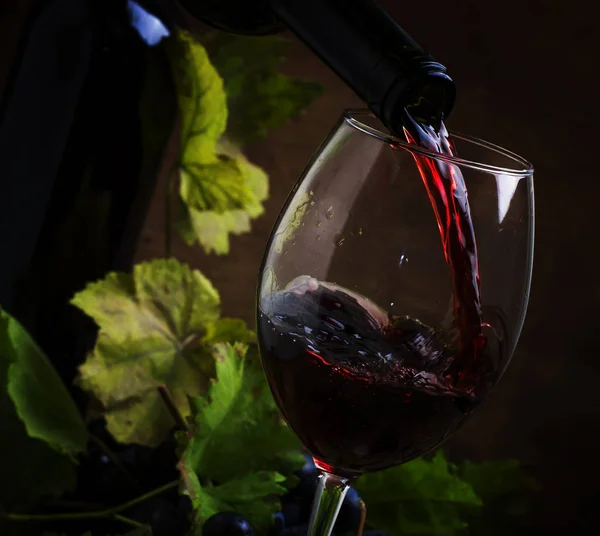 Red Wine Pouring Glass Vintage Wood Background Selective Focus — Stock Photo, Image