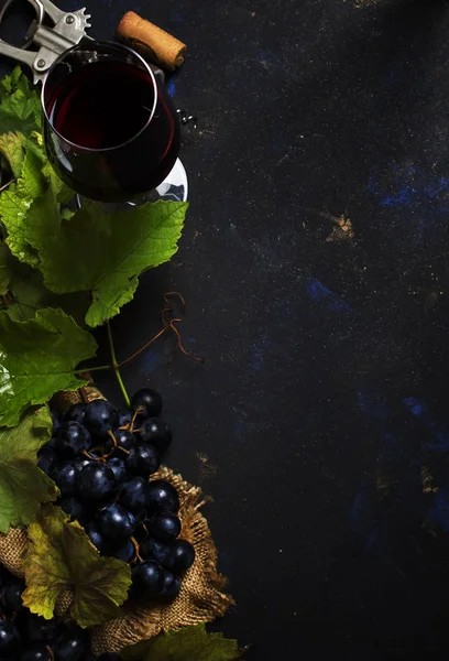 Rode Wijn Het Glas Wijnbouw Druiven Zwarte Achtergrond Bovenaanzicht — Stockfoto