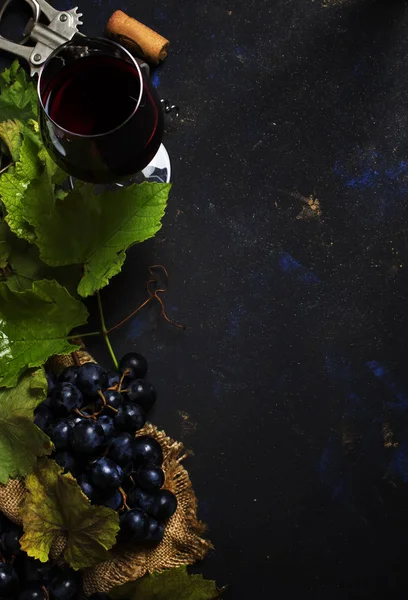 Vino Rosso Vetro Vite Uva Fondo Nero Vista Dall Alto — Foto Stock