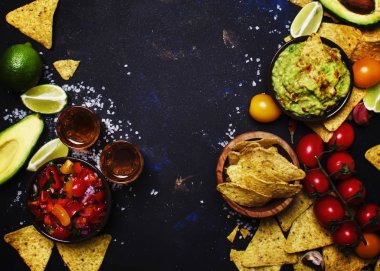 Teksas-Meksika kavramı, Nachos, Guacamole, Salsa sos ve tekila, gıda arka plan, görünümü Top