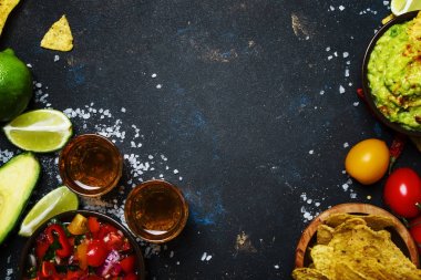 Teksas-Meksika kavramı, Nachos, Guacamole, Salsa sos ve tekila, gıda arka plan, görünümü Top