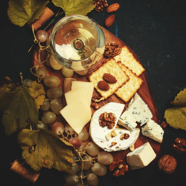 Vin Blanc Sec Fromage Avec Moule Noix Raisin Cracker Fond — Photo