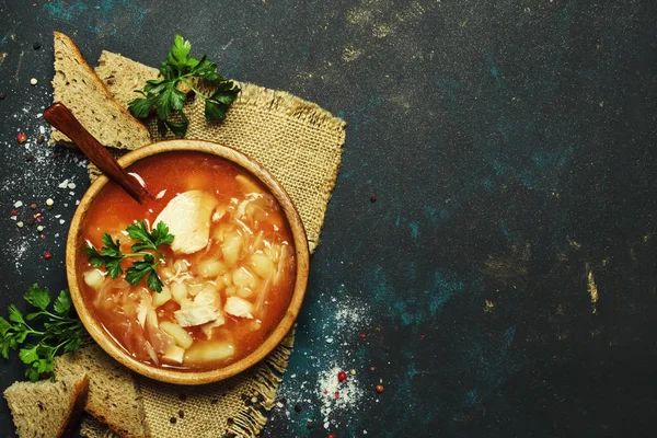 シチー ザワークラウト トマト 黒の背景 上面からスープ — ストック写真