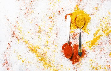 Kara biber ve varlıklı bir baharat için Hint köri, zerdeçal görünümü top