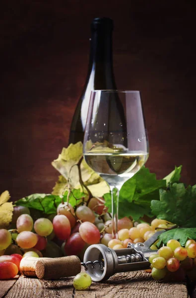 Vino Bianco Secco Vetro Natura Morta All Antica Attenzione Selettiva — Foto Stock