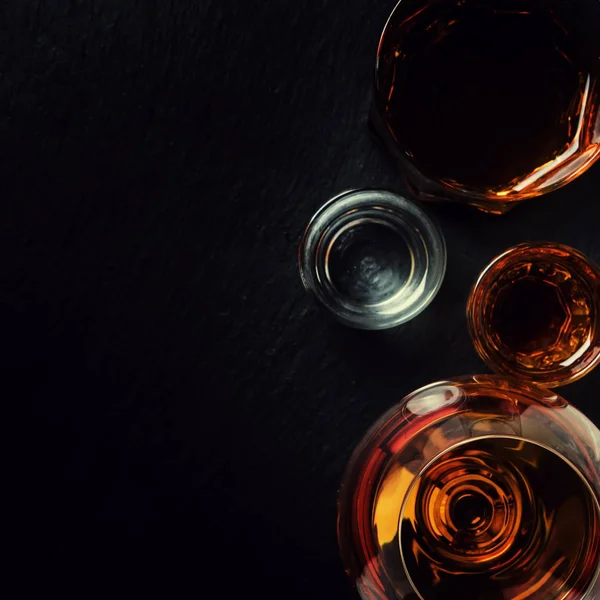 Selectie Van Sterk Alcoholische Dranken Glazen Bovenaanzicht — Stockfoto