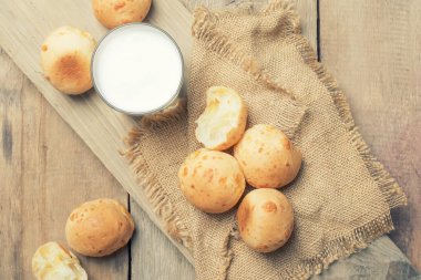 Süt ve ev yapımı çörekler, rustik tarzı, vintage ahşap arka plan, görünümü top