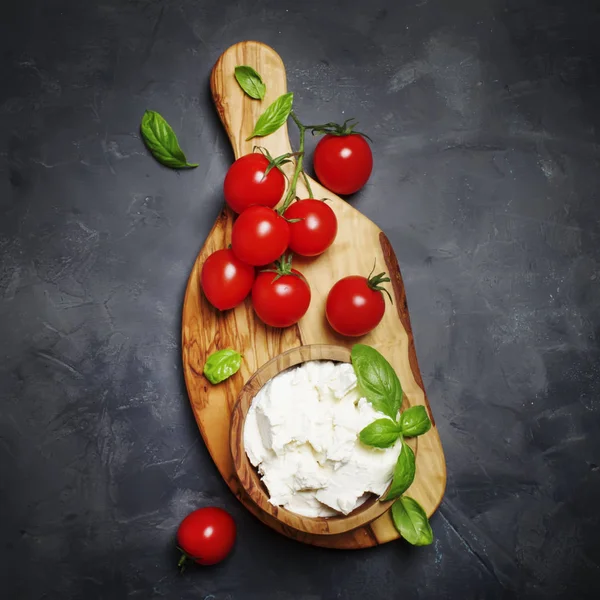 Queijo Ricota Macio Uma Tigela Madeira Com Manjericão Verde Tomate — Fotografia de Stock