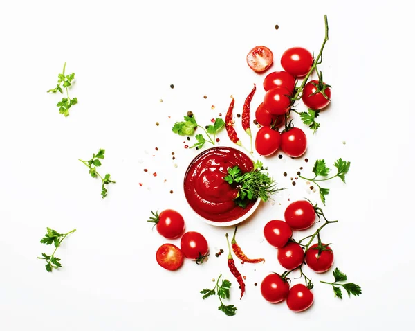 Tomatsås Ketchup Med Kryddor Och Örter Med Körsbärstomater Skål Vit — Stockfoto