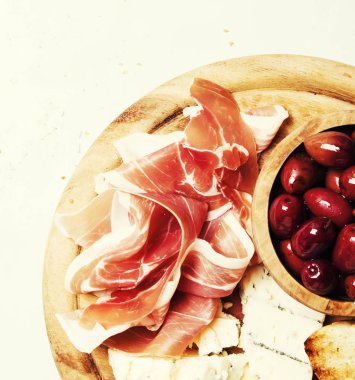 Mezeler, crostini, prosciutto, mavi peynir ve zeytin, gri arka plan, üstten görünüm ile kurulu 