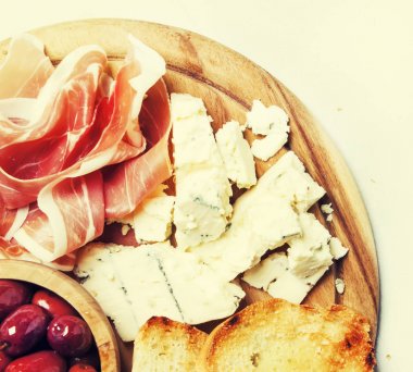 Mezeler, crostini, prosciutto, mavi peynir ve zeytin, gri arka plan, üstten görünüm ile kurulu 