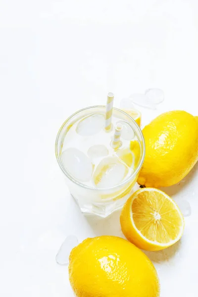 Bebida Refrescante Verano Agua Fría Con Hielo Limón Fondo Blanco —  Fotos de Stock