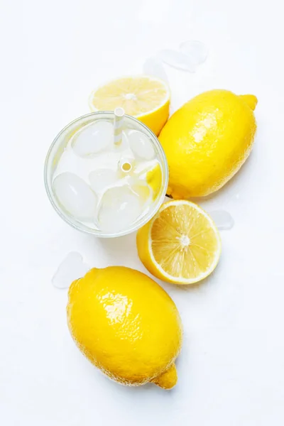 Летний Освежающий Напиток Холодная Вода Льдом Лимоном Белый Фон Вид — стоковое фото