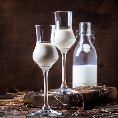 Fondip bardakları, rustik tarzı, vintage ahşap arka plan, seçici odak kremalı likörü