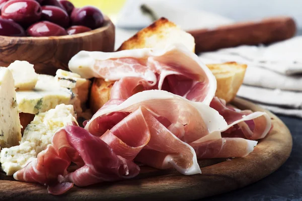 Snacks Antipasti Crostini Prosciutto Blue Cheese Olives Gray Background Selective — Stock Photo, Image