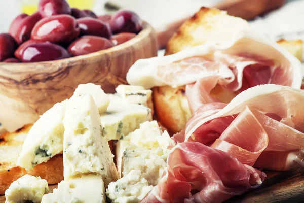 Snacks Antipasti Crostini Prosciutto Blue Cheese Olives Gray Background Selective — Stock Photo, Image