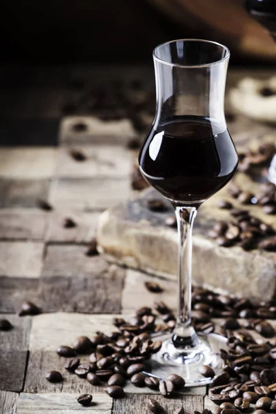 Kahve likörü, vintage ahşap arka plan, seçici odak