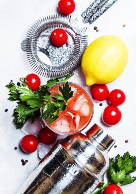 Bloody Mary alkol ile domates, limon suyu, acı sos, kereviz ve votka, gri arka plan, kokteyl görüntülemek yukarıdan