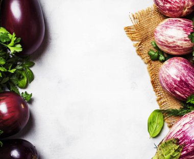 Taze patlıcan ve maydanoz, üstten görünüm