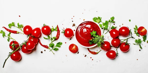 향신료와 평면도에 그릇에 토마토와 토마토 — 스톡 사진