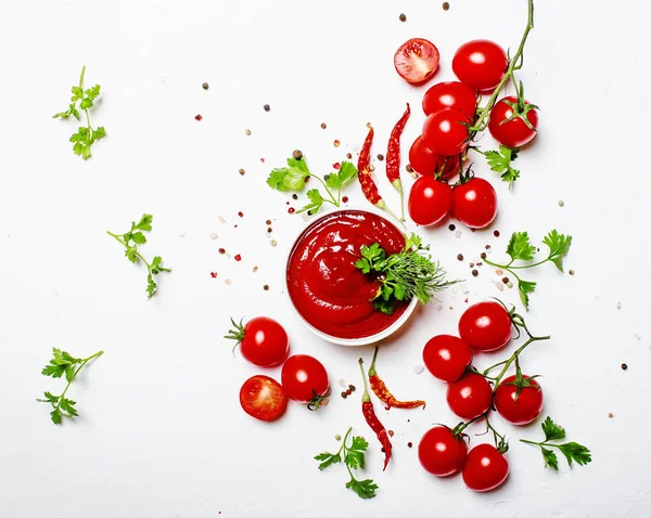 Ketchup Tomatensaus Met Specerijen Kruiden Met Cherry Tomaten Een Kom — Stockfoto