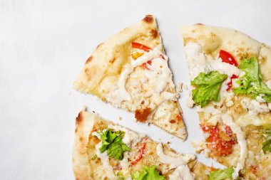 Pizza ile tavuk ve krema sosu, gri arka plan, üstten görünüm