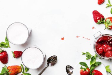 Çilekli milkshake nane, beyaz arka plan, üstten görünüm