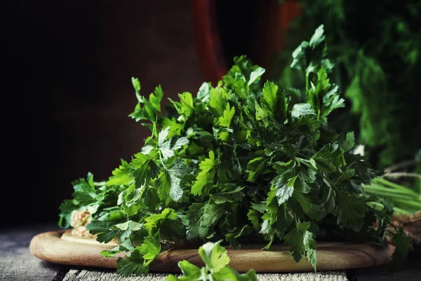 Grande Mazzo Prezzemolo Verde Italiano Sul Tavolo Fondo Vintage Legno — Foto Stock