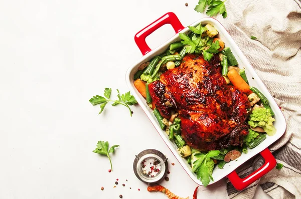 Pollo Forno Glassa Miele Con Decorazione Verdure Sfondo Bianco Vista — Foto Stock