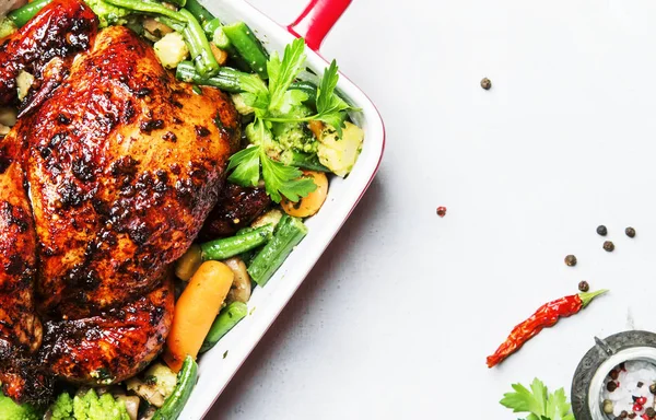 Pollo Forno Glassa Miele Con Decorazione Verdure Sfondo Bianco Vista — Foto Stock